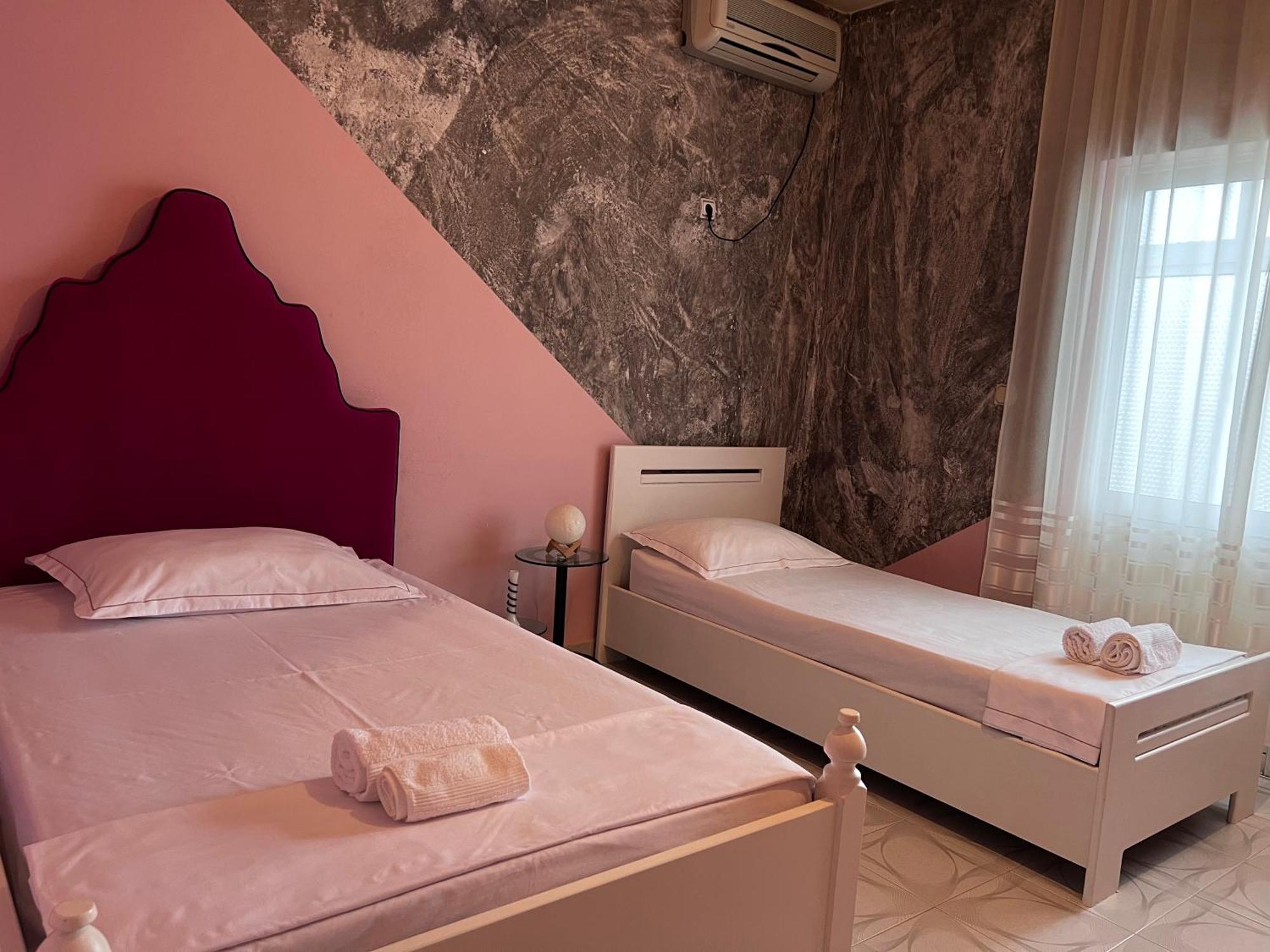 Berat Private Room In Haxhialiu Villa Eksteriør billede